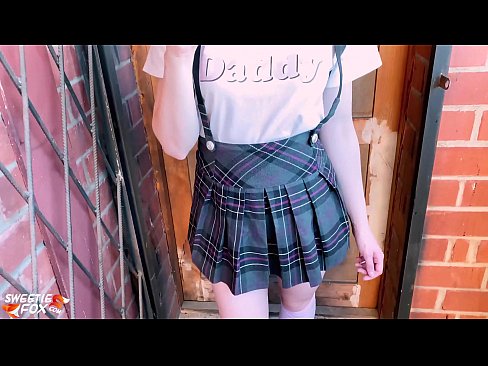 ❤️ Schoolgirl Sucks a dick gu domhainn agus fucks an àite clasaichean. ☑  Bhidio gnè  leinn