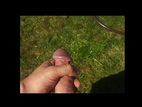 ❤️ Bidh hottie a 'faighinn a pussy pinc fucked agus cums le squirt ann an gàrradh samhraidh ☑  Bhidio gnè  leinn