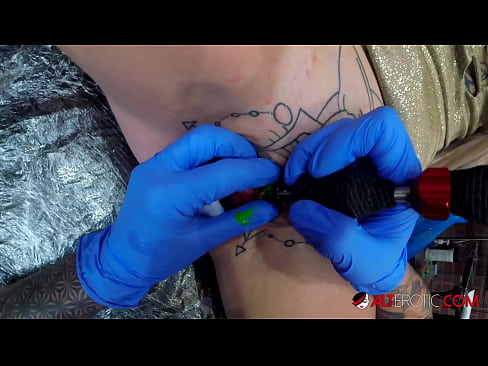 ❤️ Fìor tattooed hottie Sully Savage fhuair tattoo air a clitoris ☑  Bhidio gnè  leinn